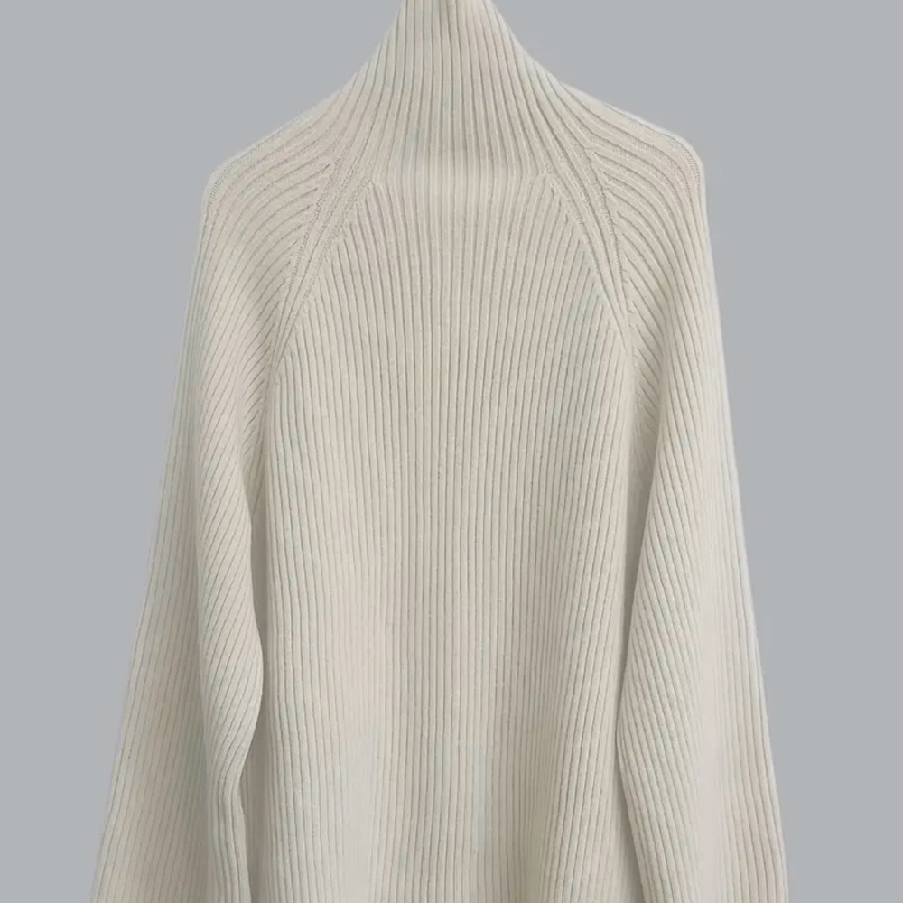 Chic White Ribbed Turtleneck Sweater